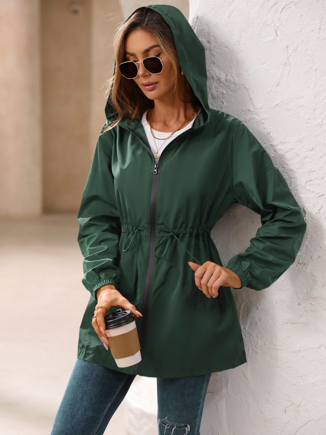 Cortavientos con capucha y manga larga impermeable para exteriores de Ivy Lane