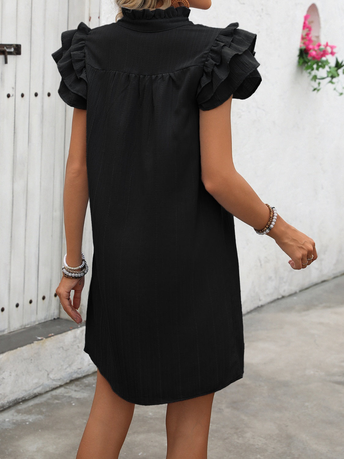 Vestido corto con mangas cortas y muescas con volantes de Ivy Lane
