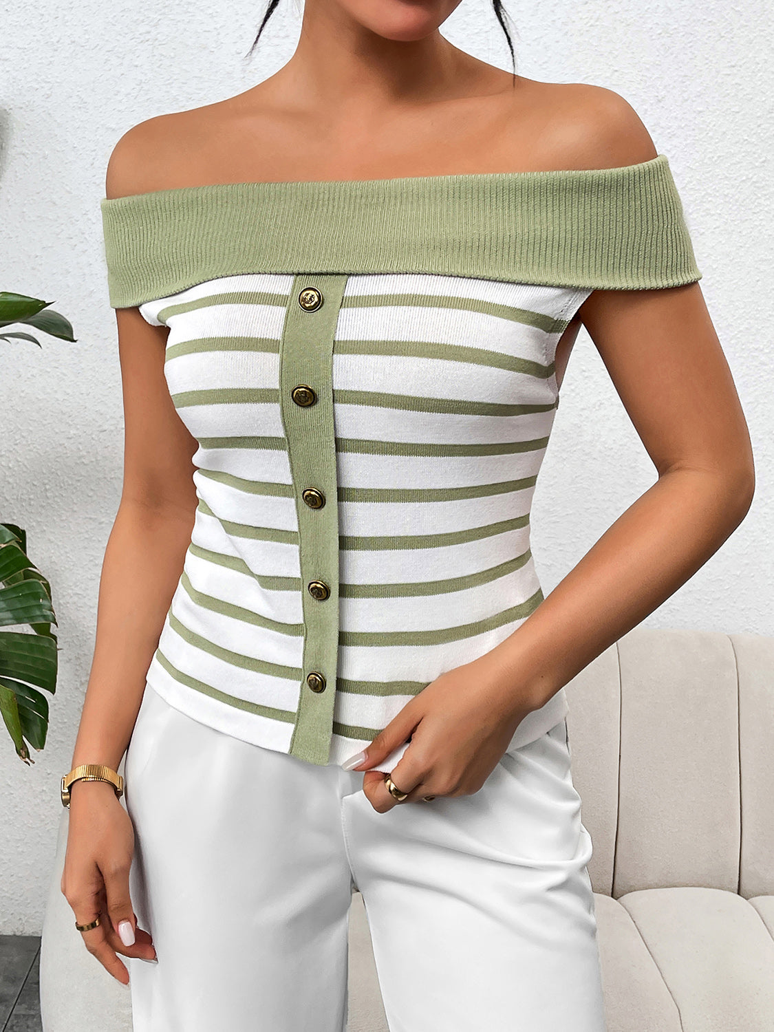 Blusa de punto con hombros descubiertos y rayas con botones decorativos