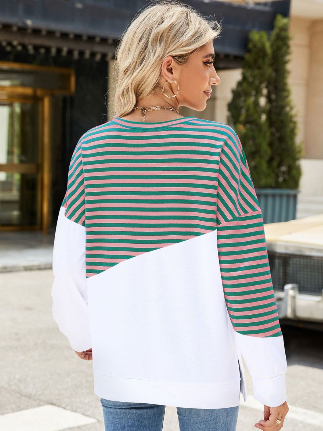 Sudadera de manga larga con aberturas y rayas en contraste