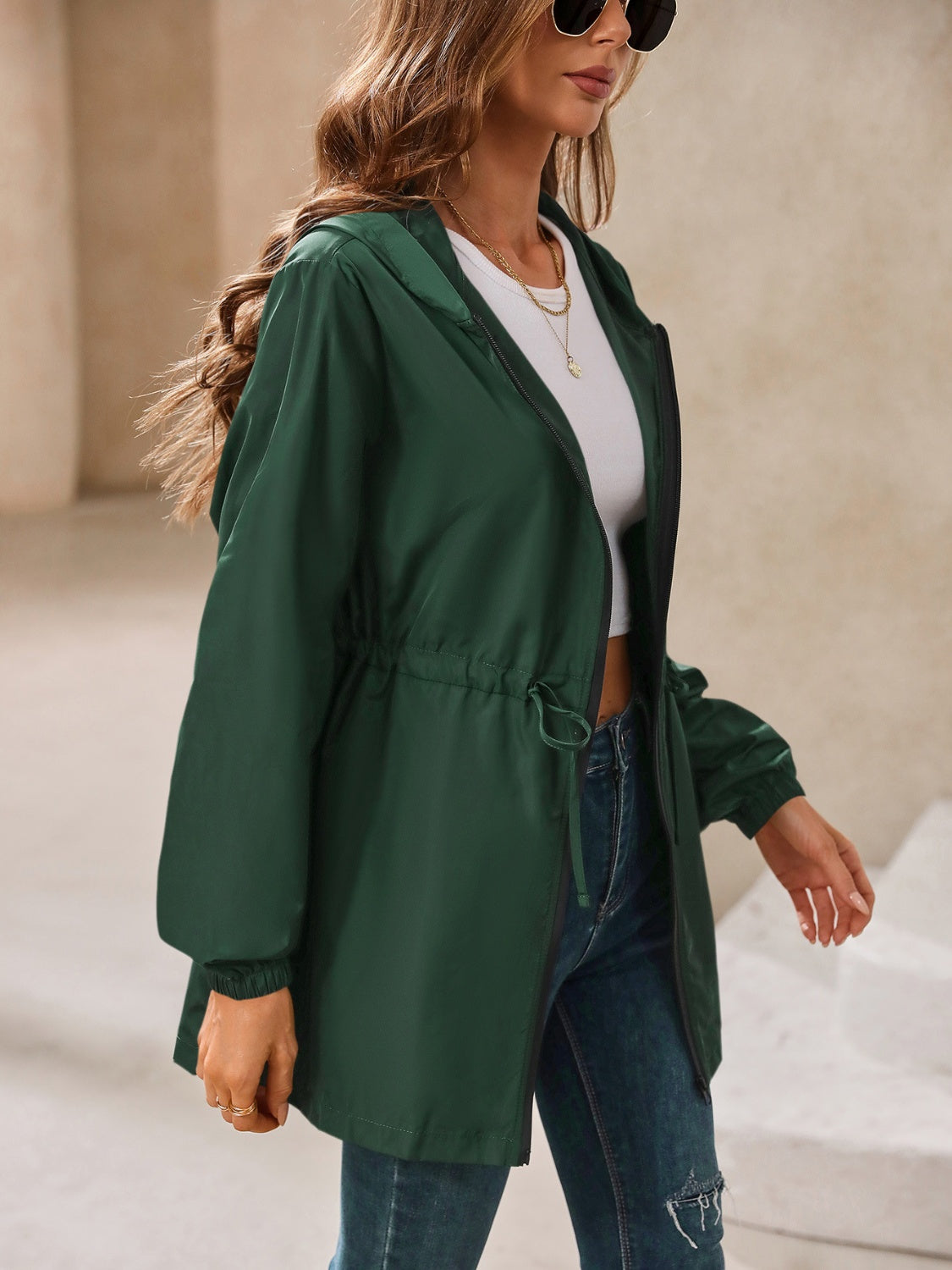 Cortavientos con capucha y manga larga impermeable para exteriores de Ivy Lane