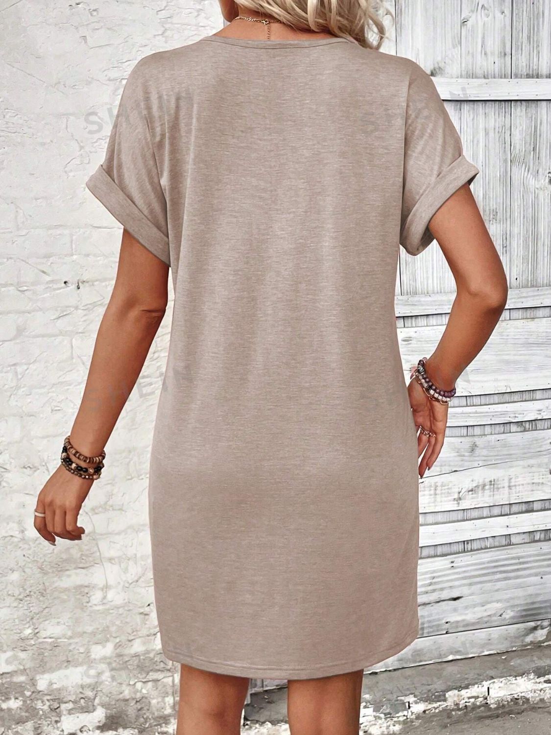 Vestido de manga corta con escote en V y botones de un cuarto