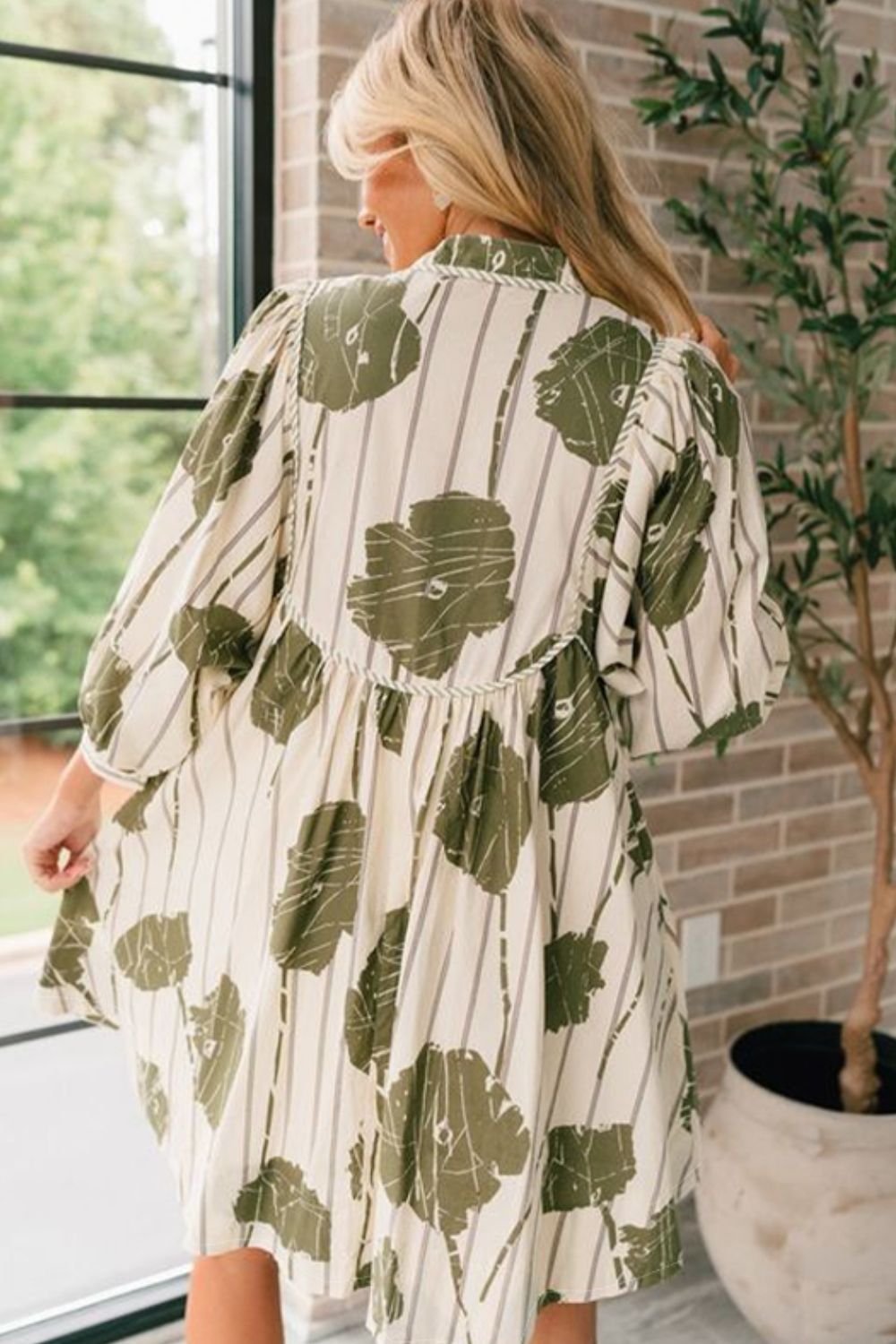 Vestido corto estampado con cuello anudado y mangas tres cuartos