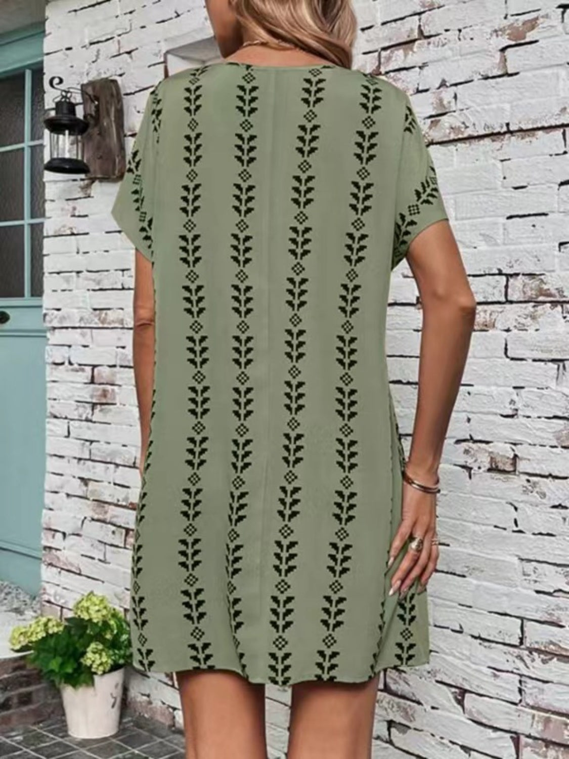 Vestido estampado de cuello redondo y manga corta