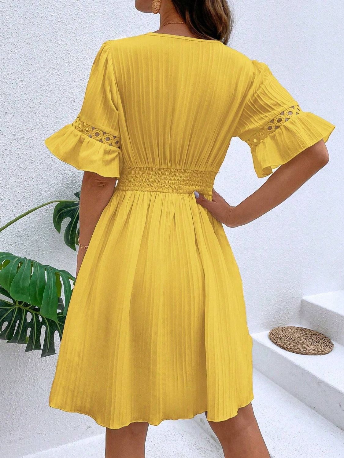 Vestido mini con escote en V y mangas con volantes