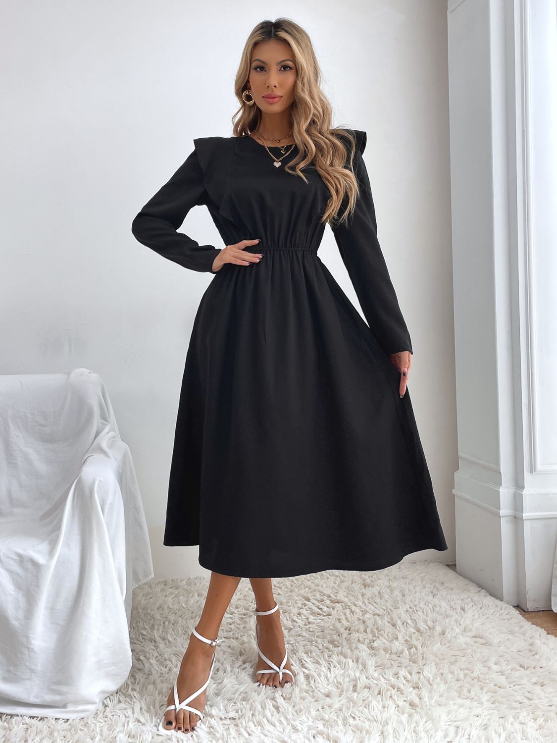 Vestido de manga larga con cuello redondo y volantes fruncidos