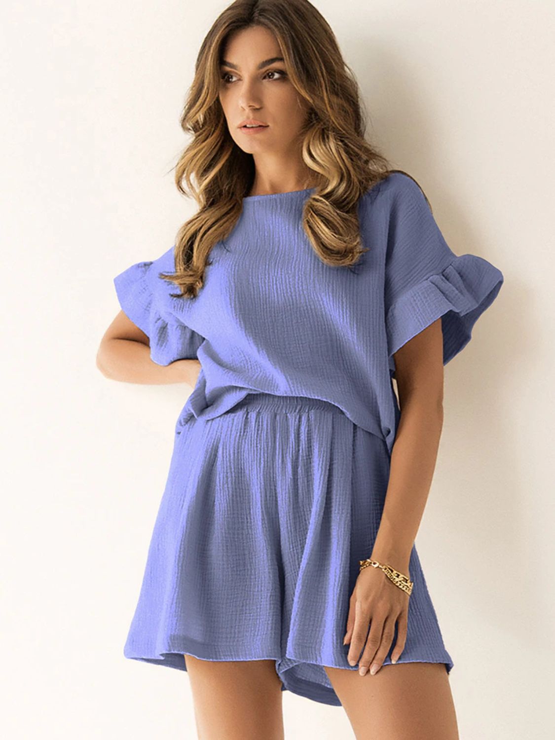 Conjunto de top y pantalones cortos con cuello redondo y volantes