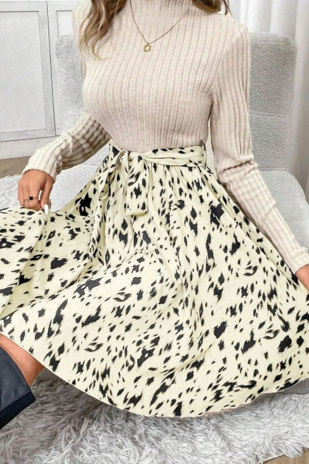 Vestido de manga larga con cuello alto, cintura con lazo y estampado