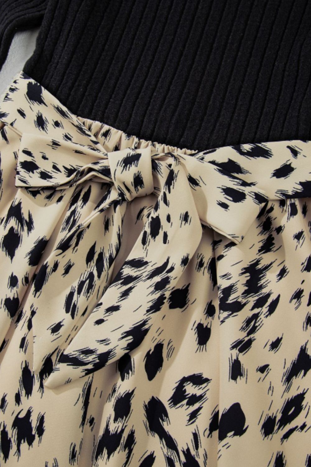 Vestido de manga larga con cuello alto, cintura con lazo y estampado