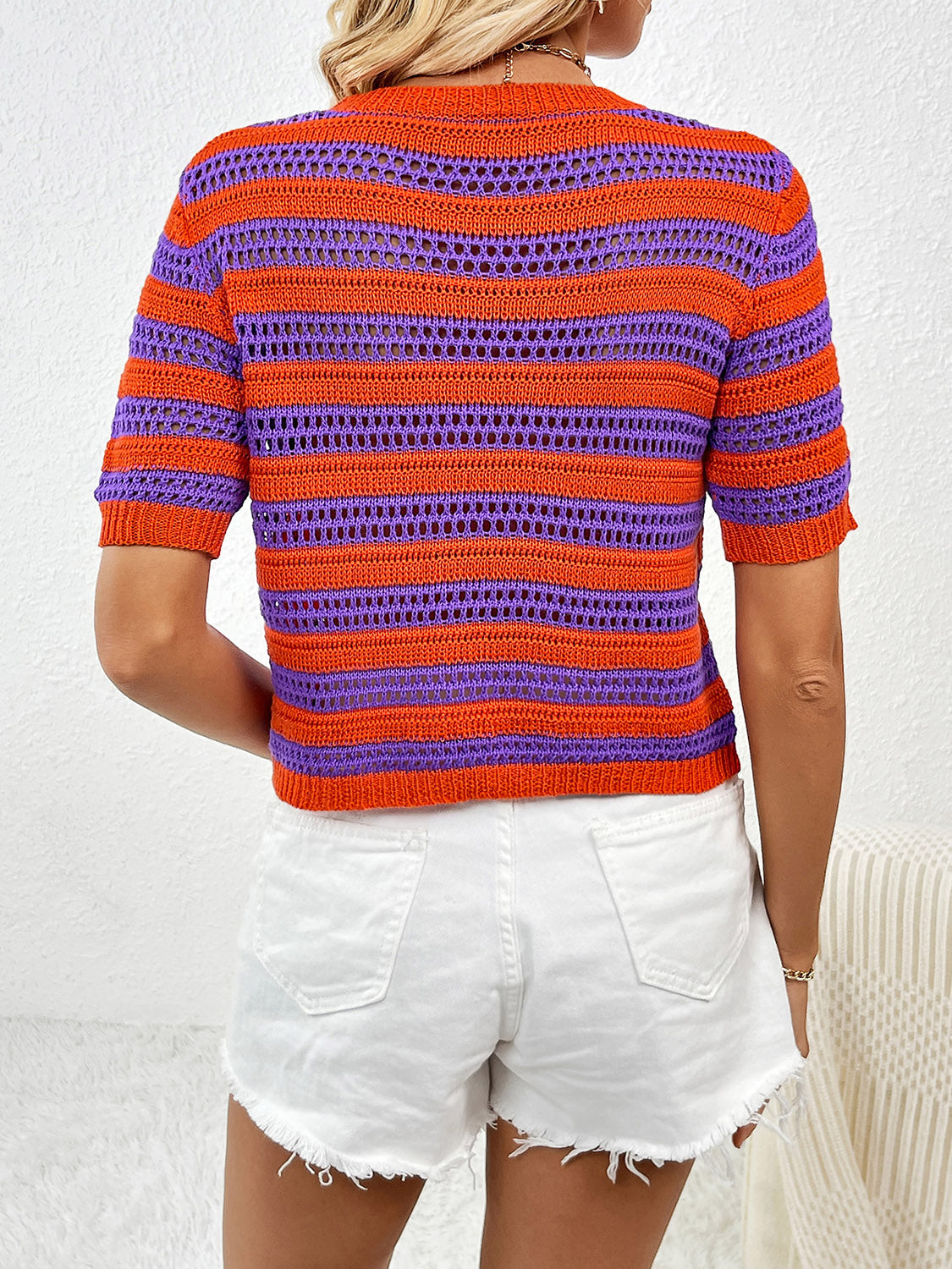 Top de punto de manga corta con cuello redondo y rayas caladas