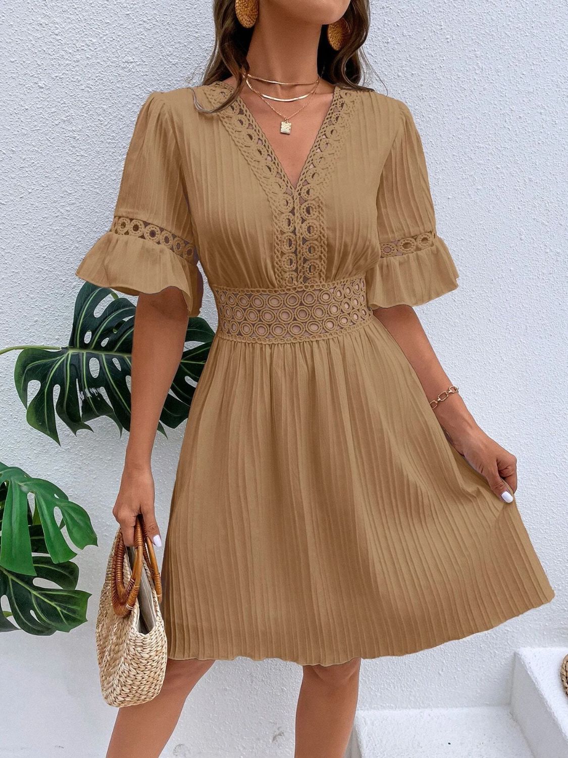 Vestido mini con escote en V y mangas con volantes