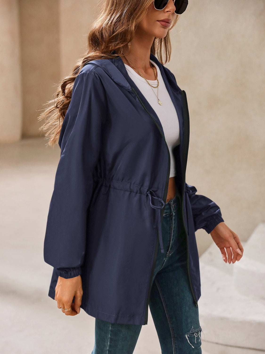 Cortavientos con capucha y manga larga impermeable para exteriores de Ivy Lane