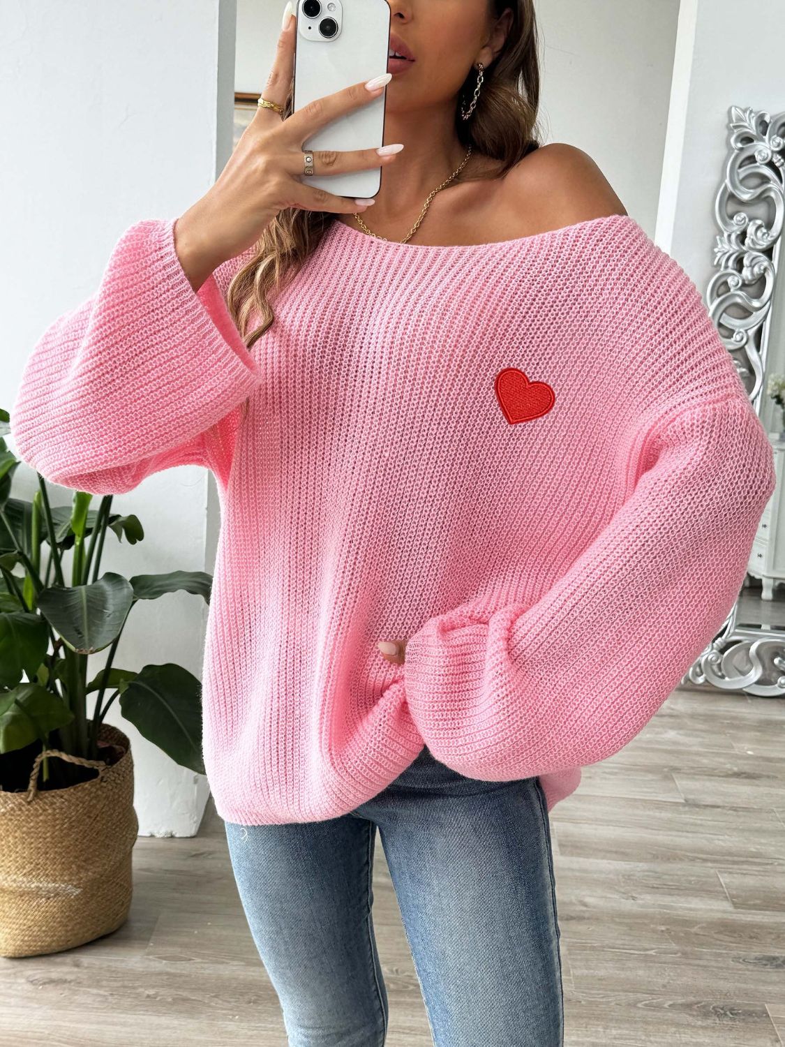 Suéter con cuello barco y hombros caídos en forma de corazón