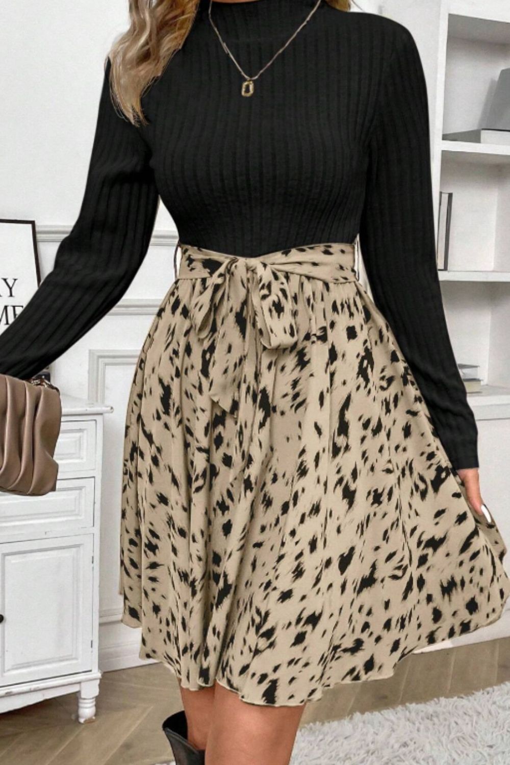 Vestido de manga larga con cuello alto, cintura con lazo y estampado