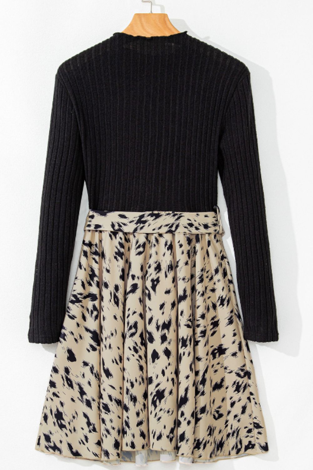 Vestido de manga larga con cuello alto, cintura con lazo y estampado