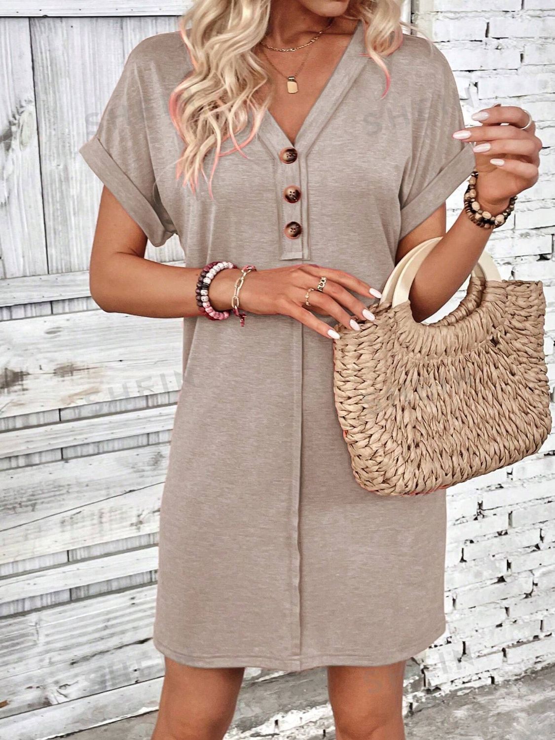 Vestido de manga corta con escote en V y botones de un cuarto