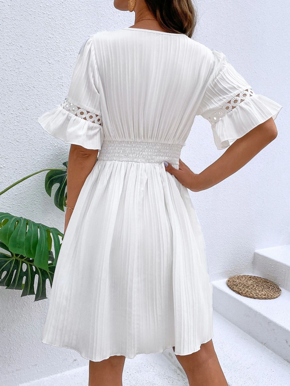 Vestido mini con escote en V y mangas con volantes