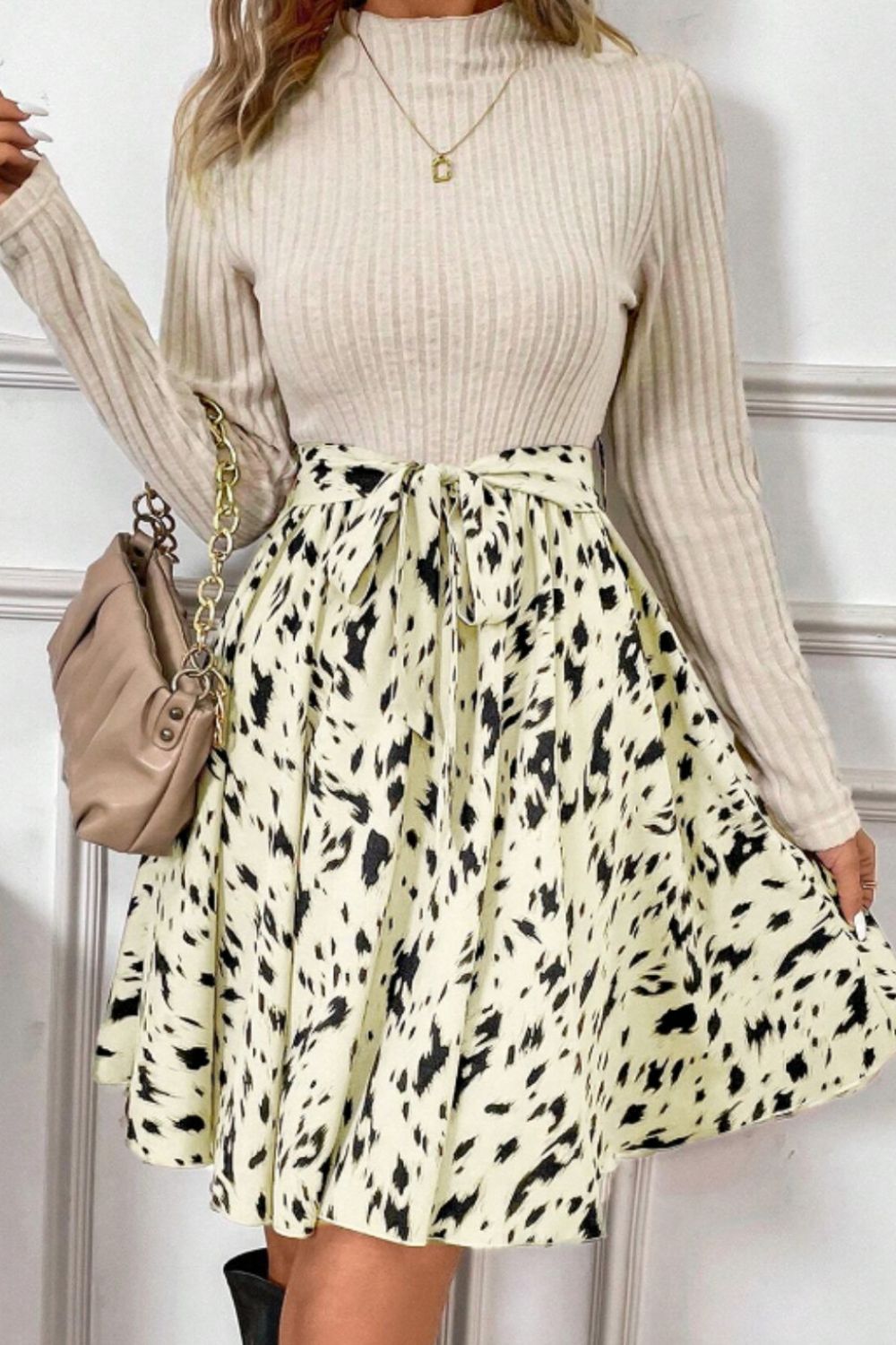 Vestido de manga larga con cuello alto, cintura con lazo y estampado