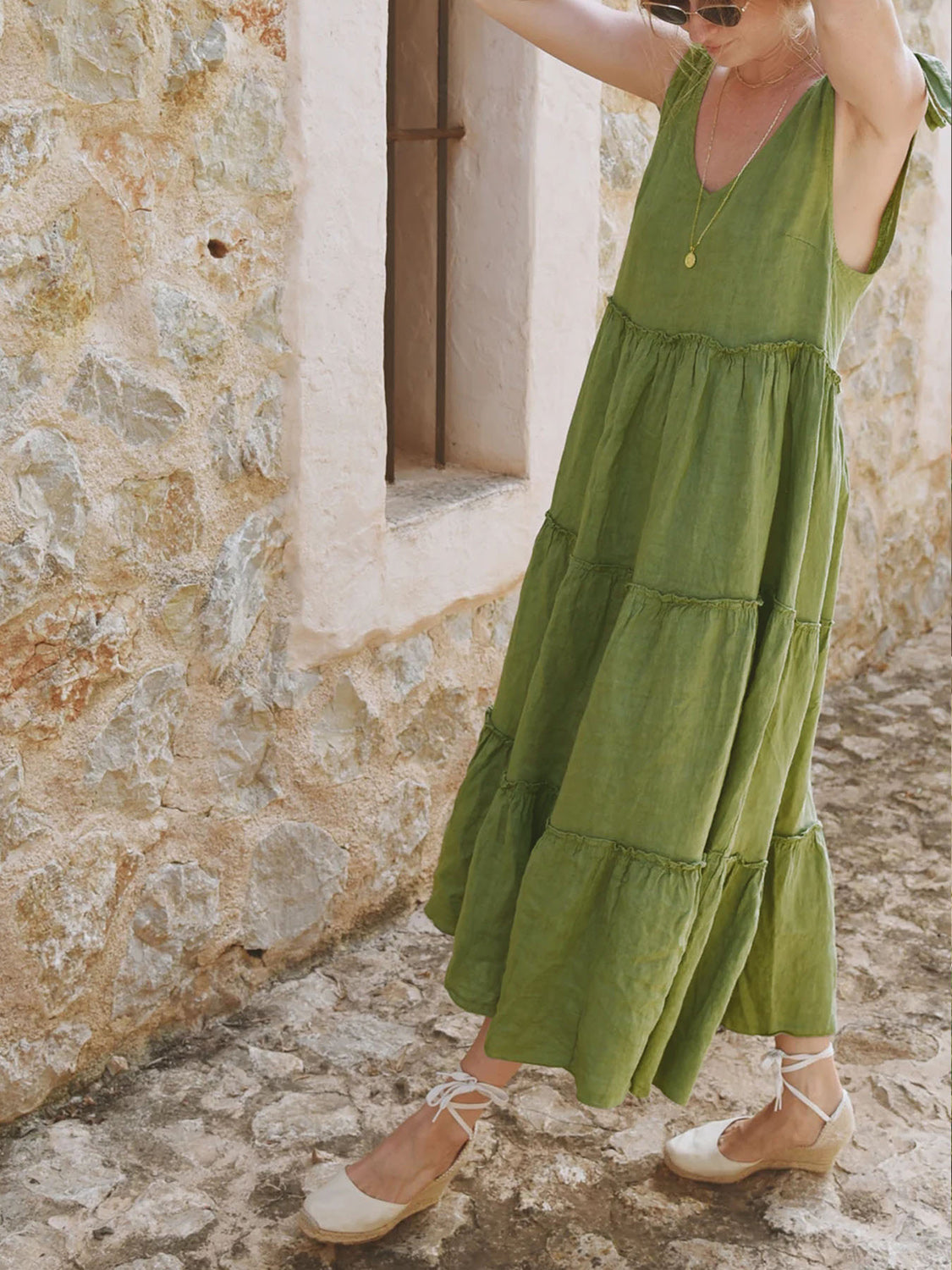 Vestido sin mangas con escote en V y volantes escalonados Perfee