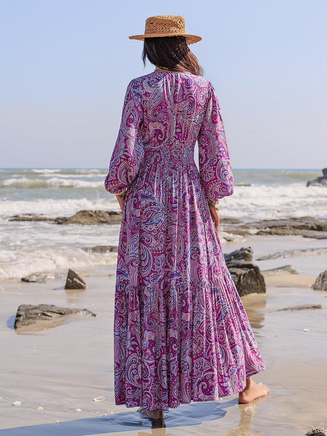 Vestido largo con mangas abullonadas y cuello anudado estampado