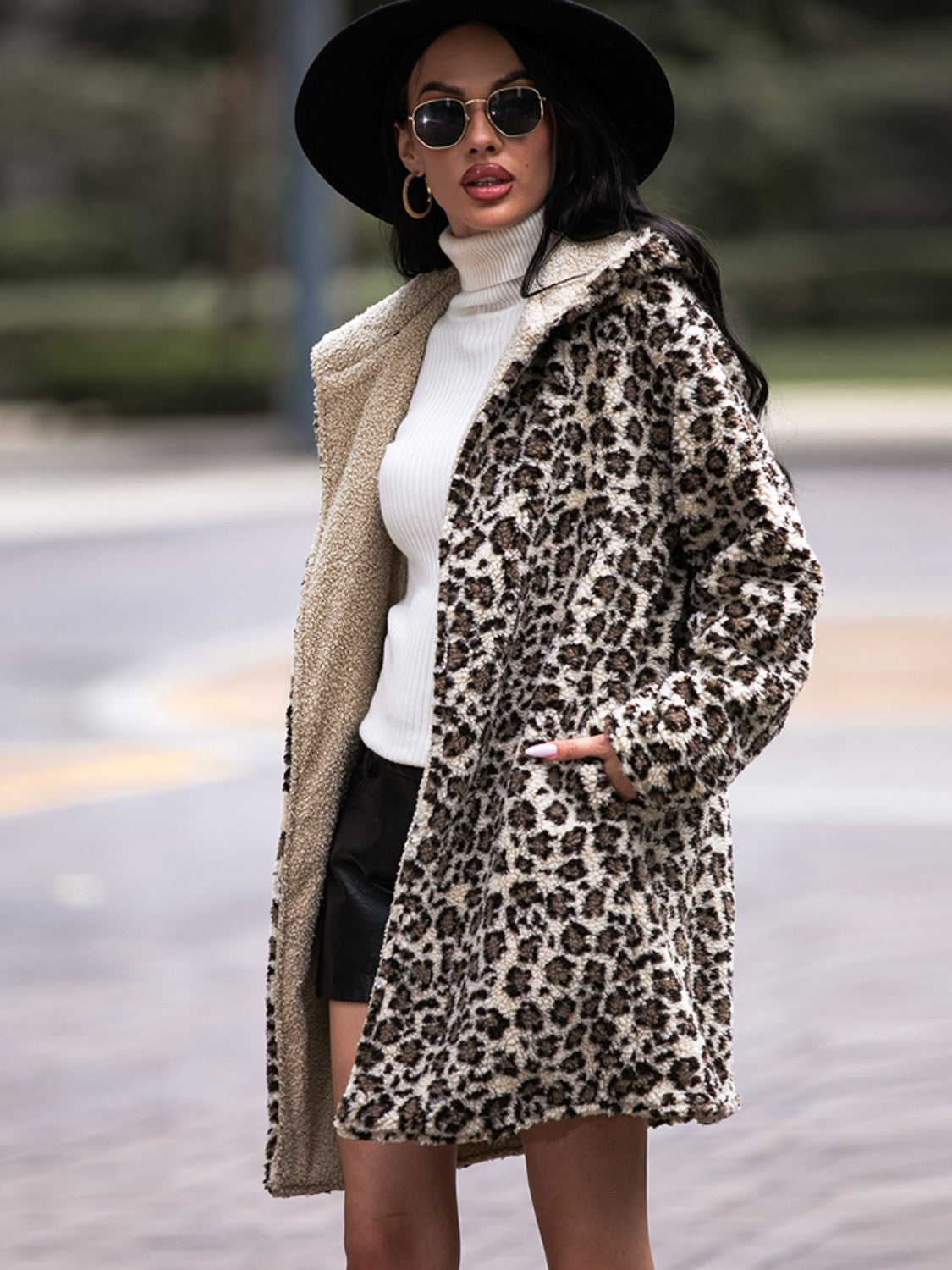 Abrigo con capucha y bolsillos de leopardo brillante