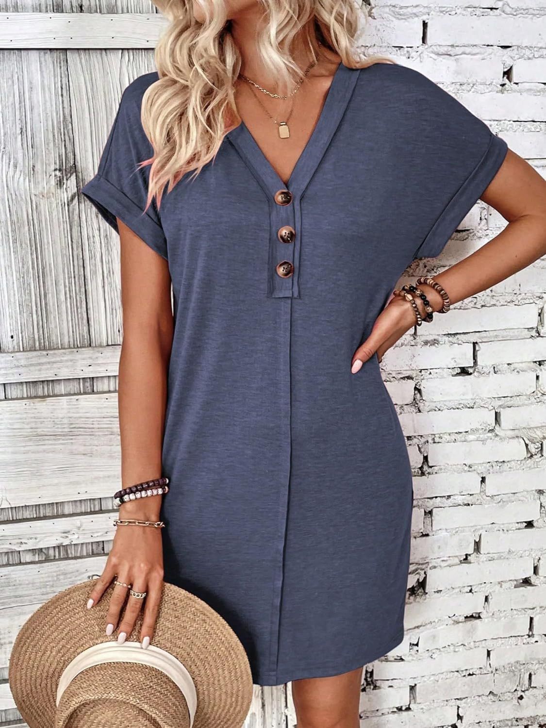 Vestido de manga corta con escote en V y botones de un cuarto
