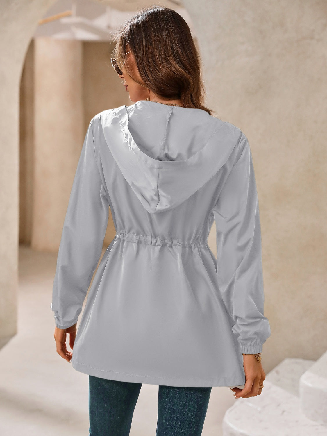Cortavientos con capucha y manga larga impermeable para exteriores de Ivy Lane