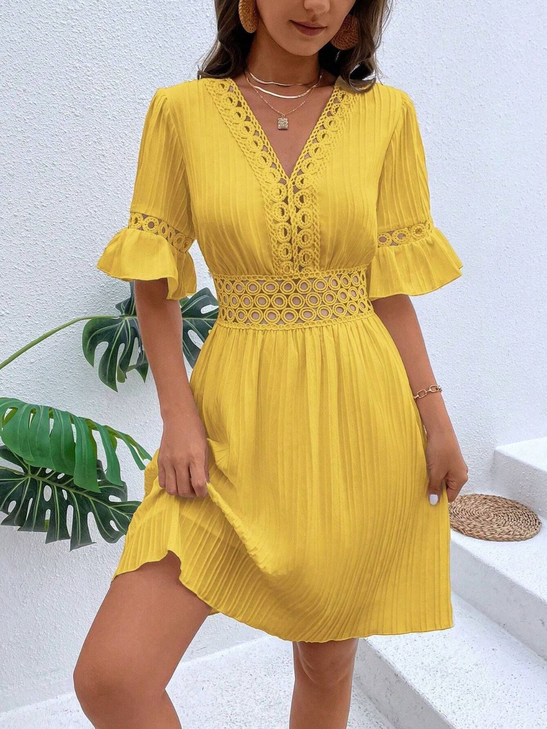 Vestido mini con escote en V y mangas con volantes