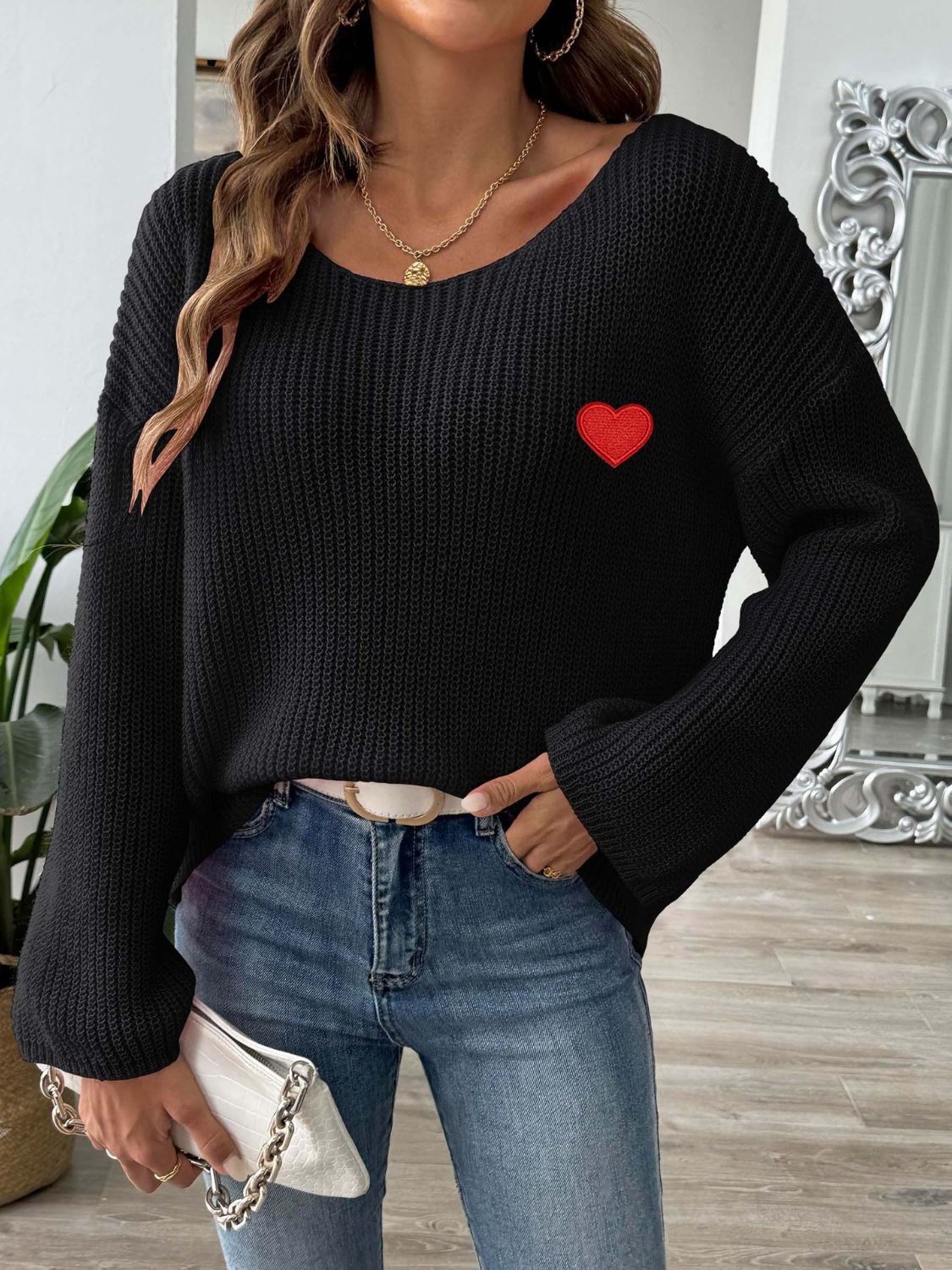 Suéter con cuello barco y hombros caídos en forma de corazón