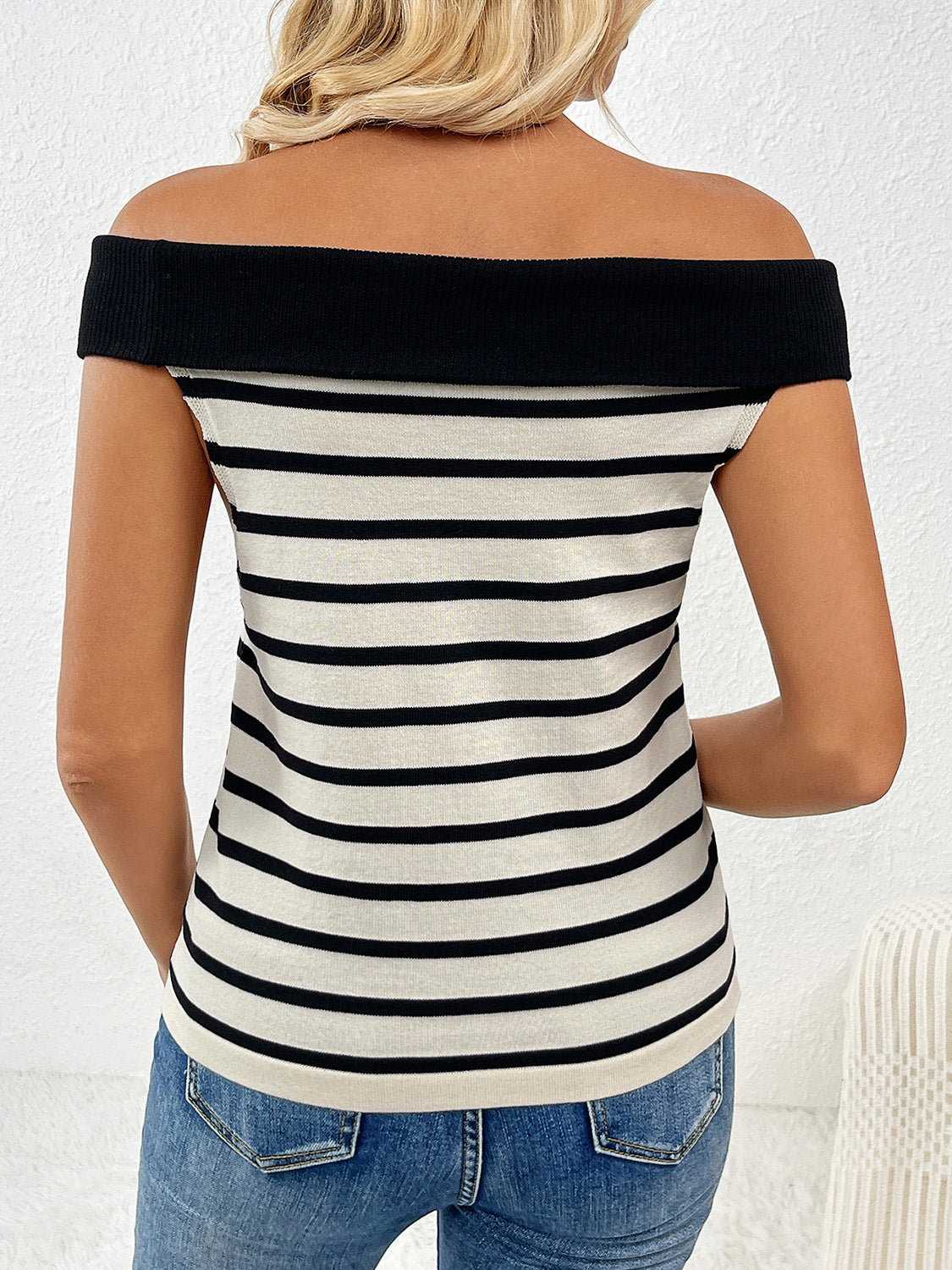 Blusa de punto con hombros descubiertos y rayas con botones decorativos