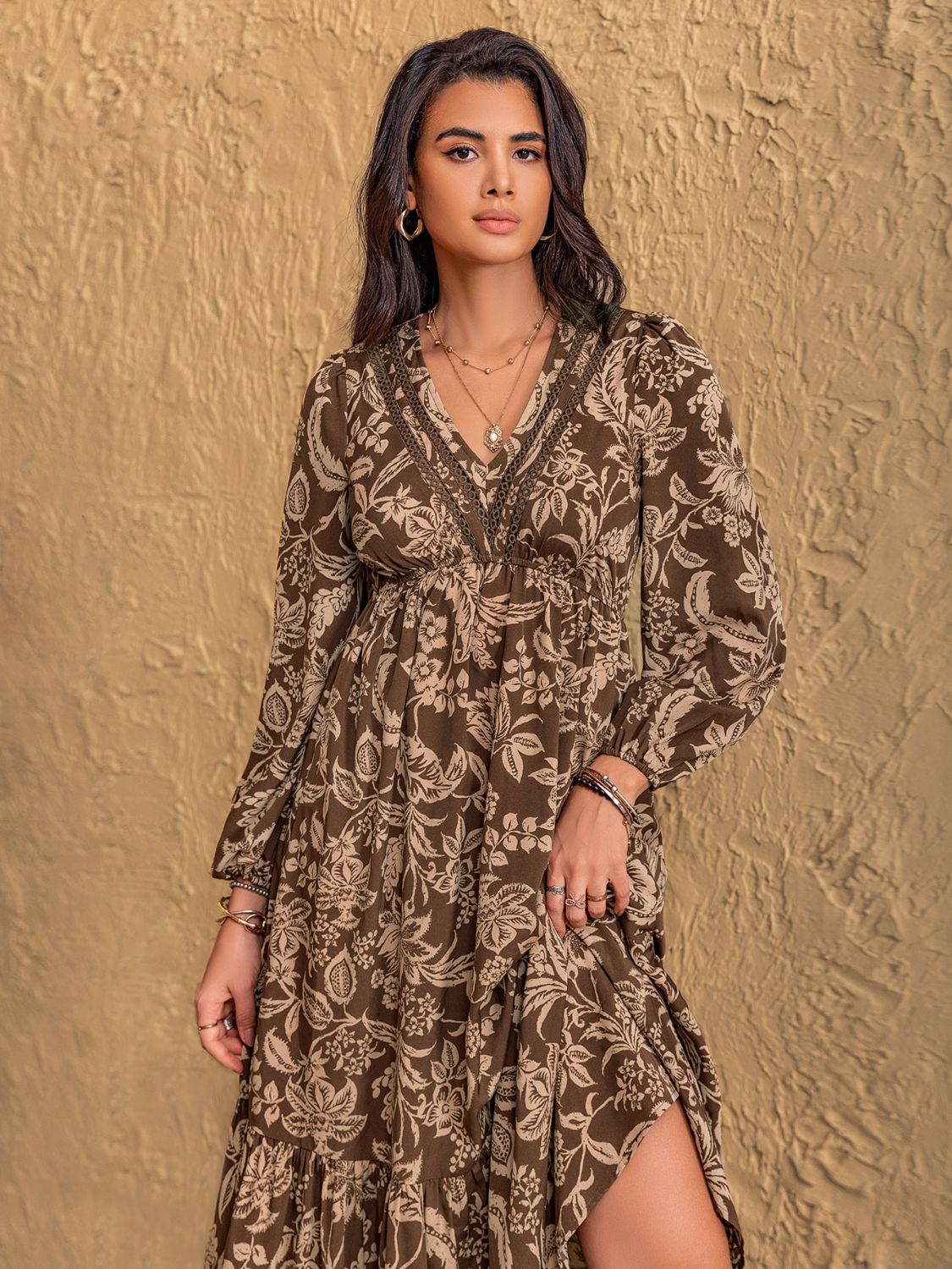 Vestido midi de manga larga con escote en V y estampado fruncido