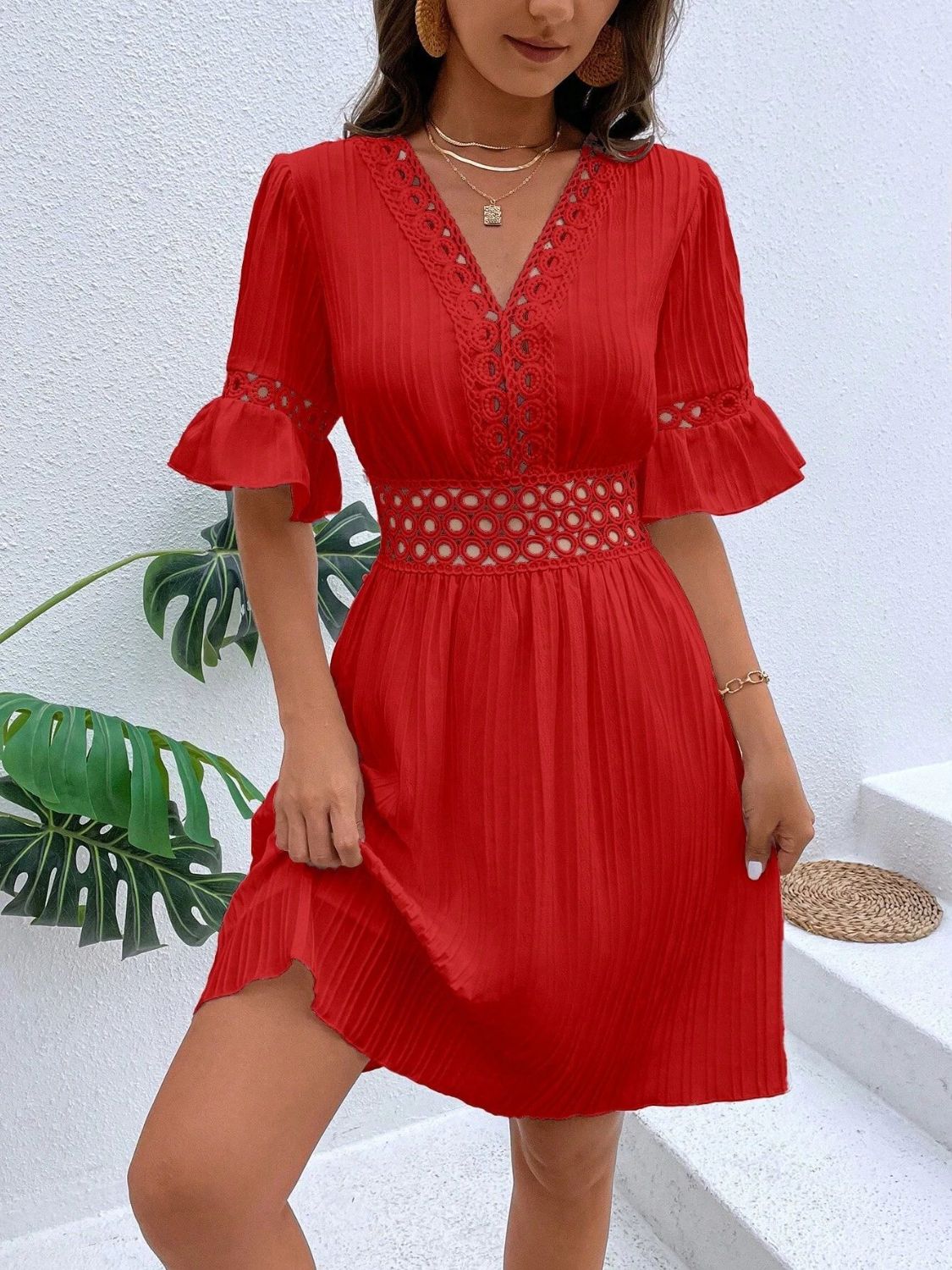 Vestido mini con escote en V y mangas con volantes