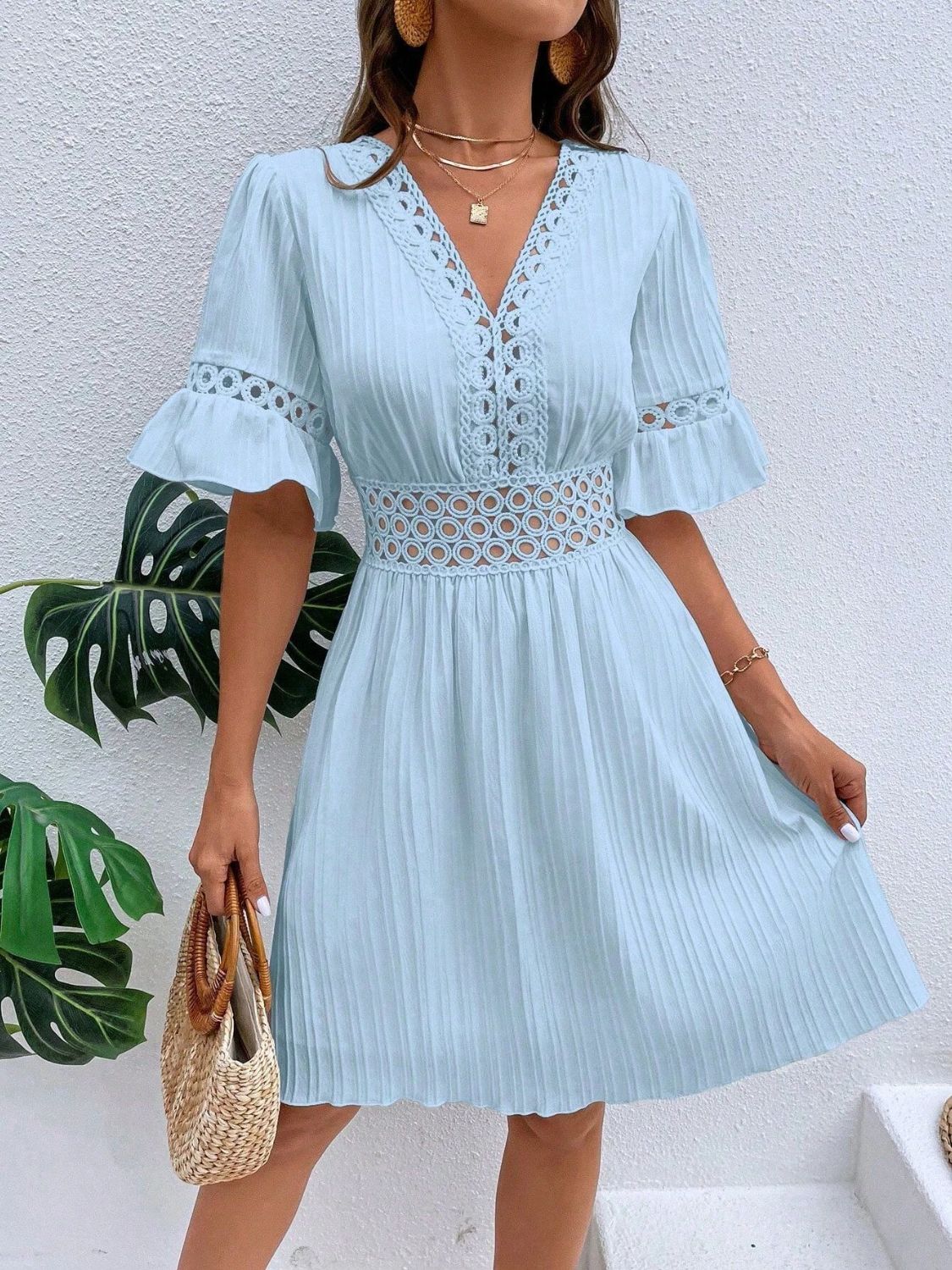 Vestido mini con escote en V y mangas con volantes