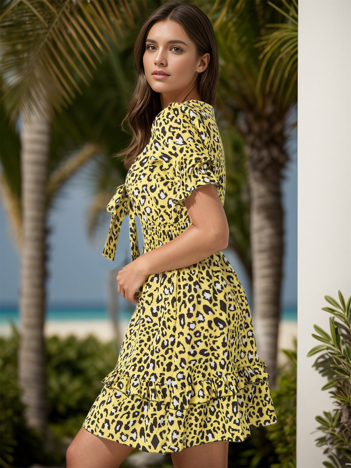 Vestido mini con escote en V y mangas con volantes y estampado de leopardo