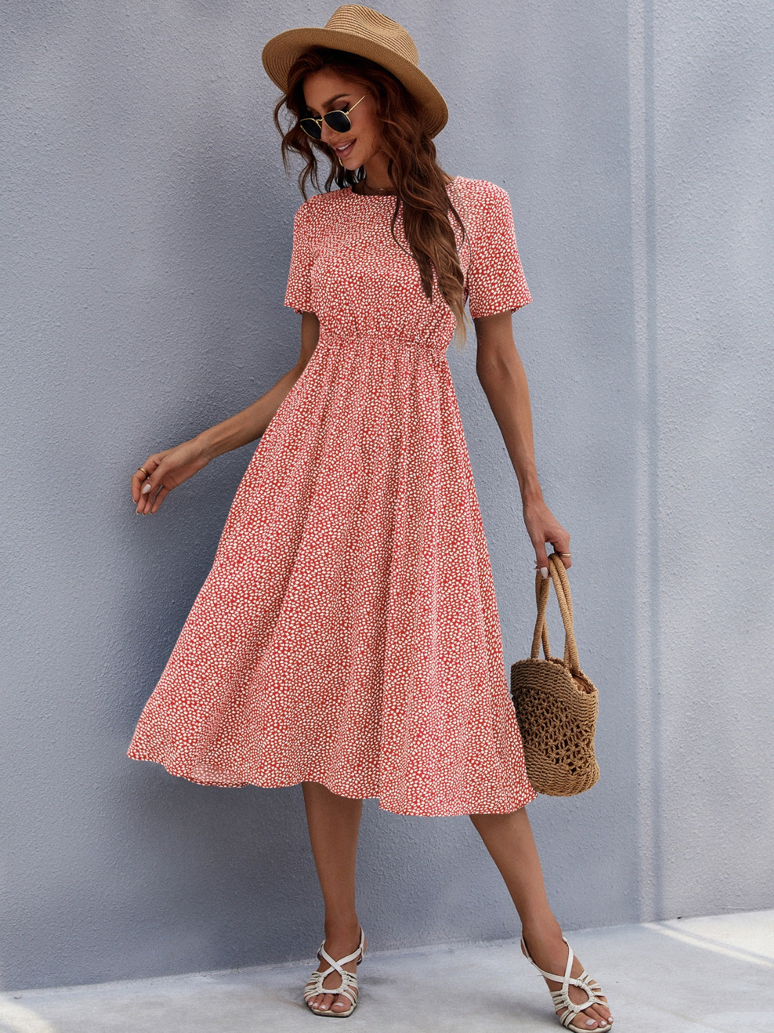 Vestido midi de manga corta con cuello redondo y estampado de miel