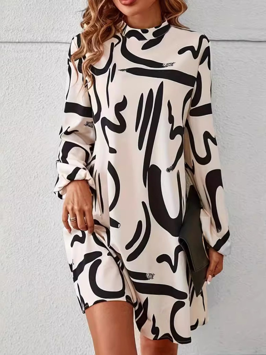 Vestido mini de manga larga con cuello alto y estampado