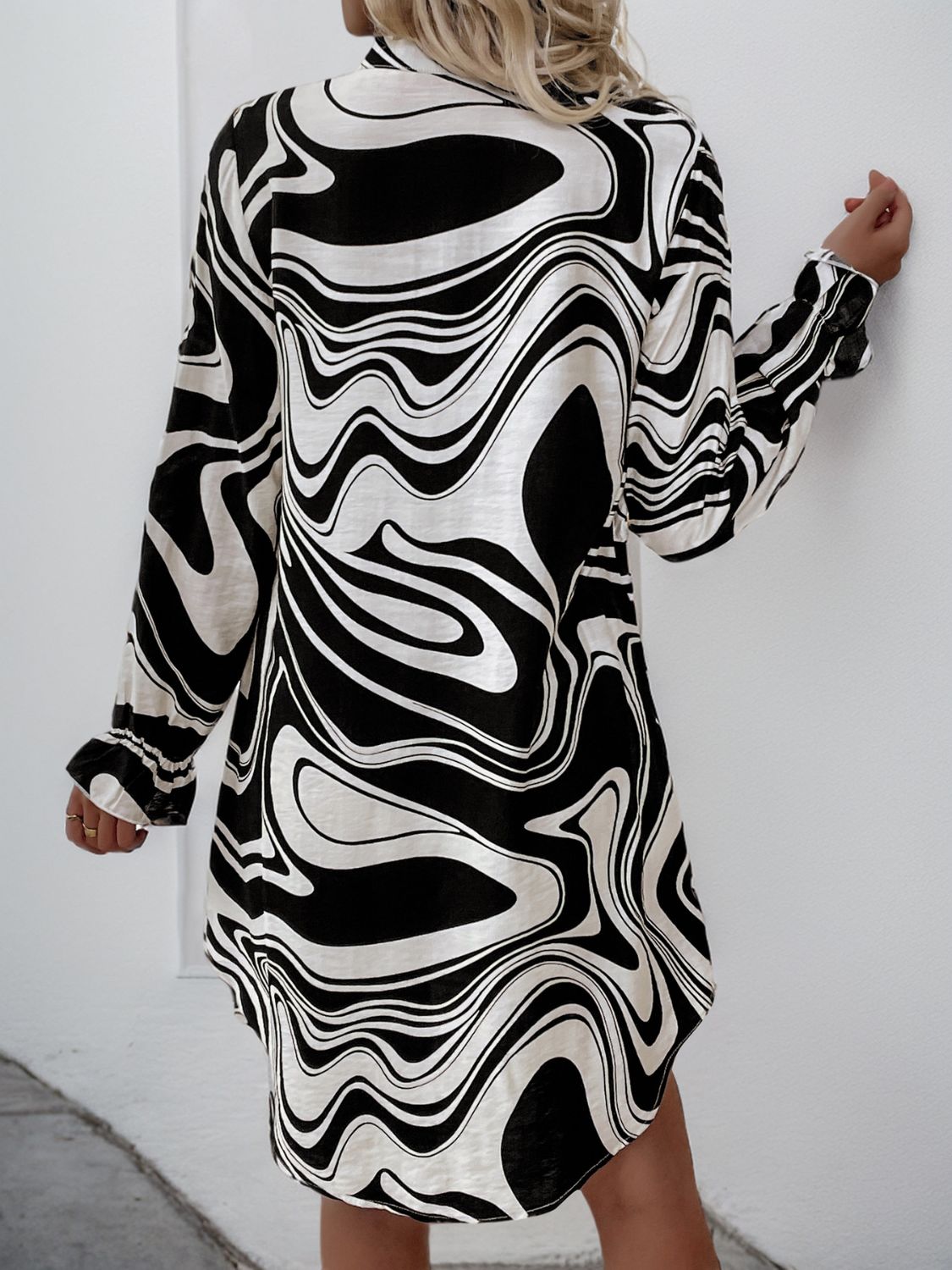 Vestido de manga larga con escote en V y estampado de volantes Perfee