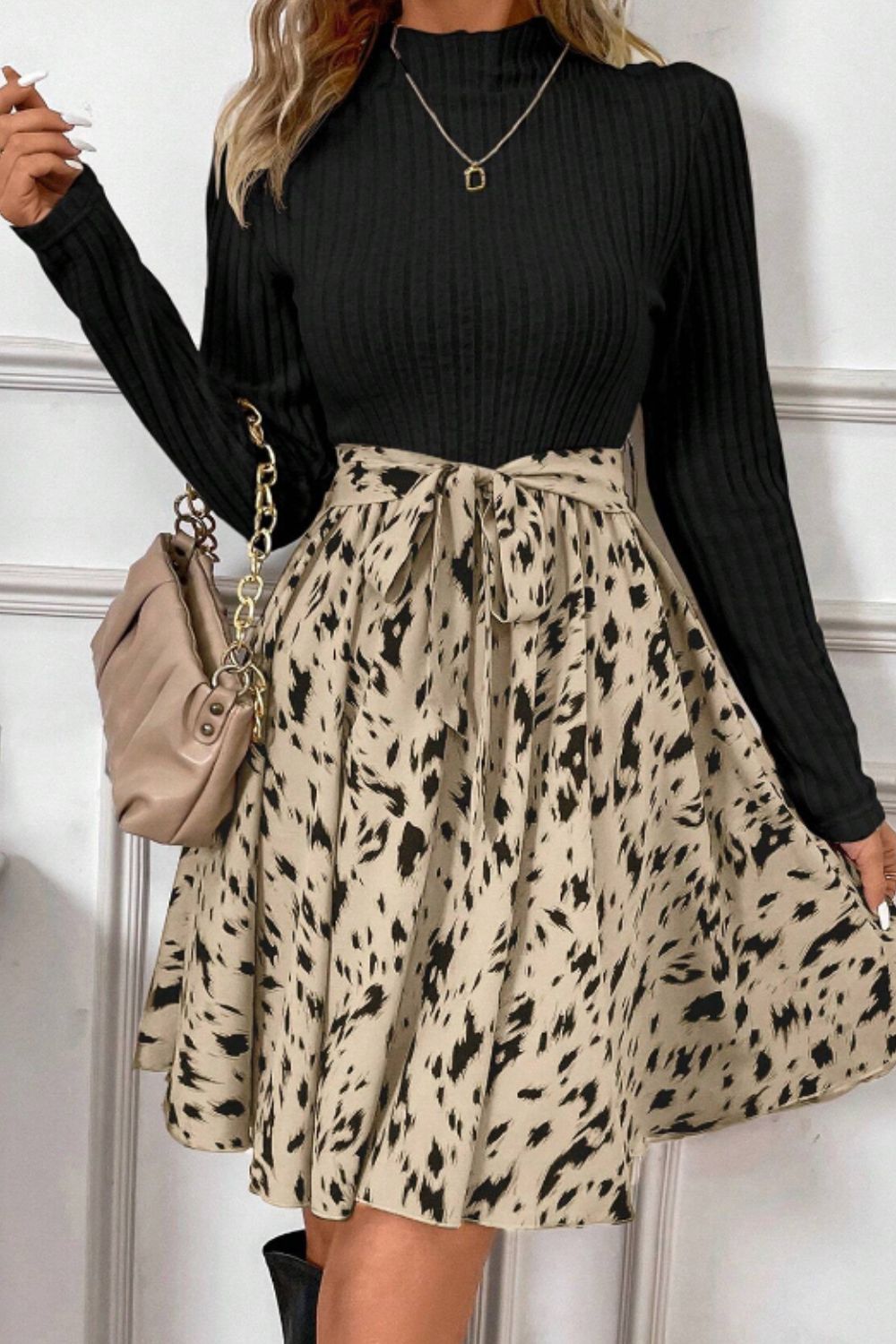 Vestido de manga larga con cuello alto, cintura con lazo y estampado