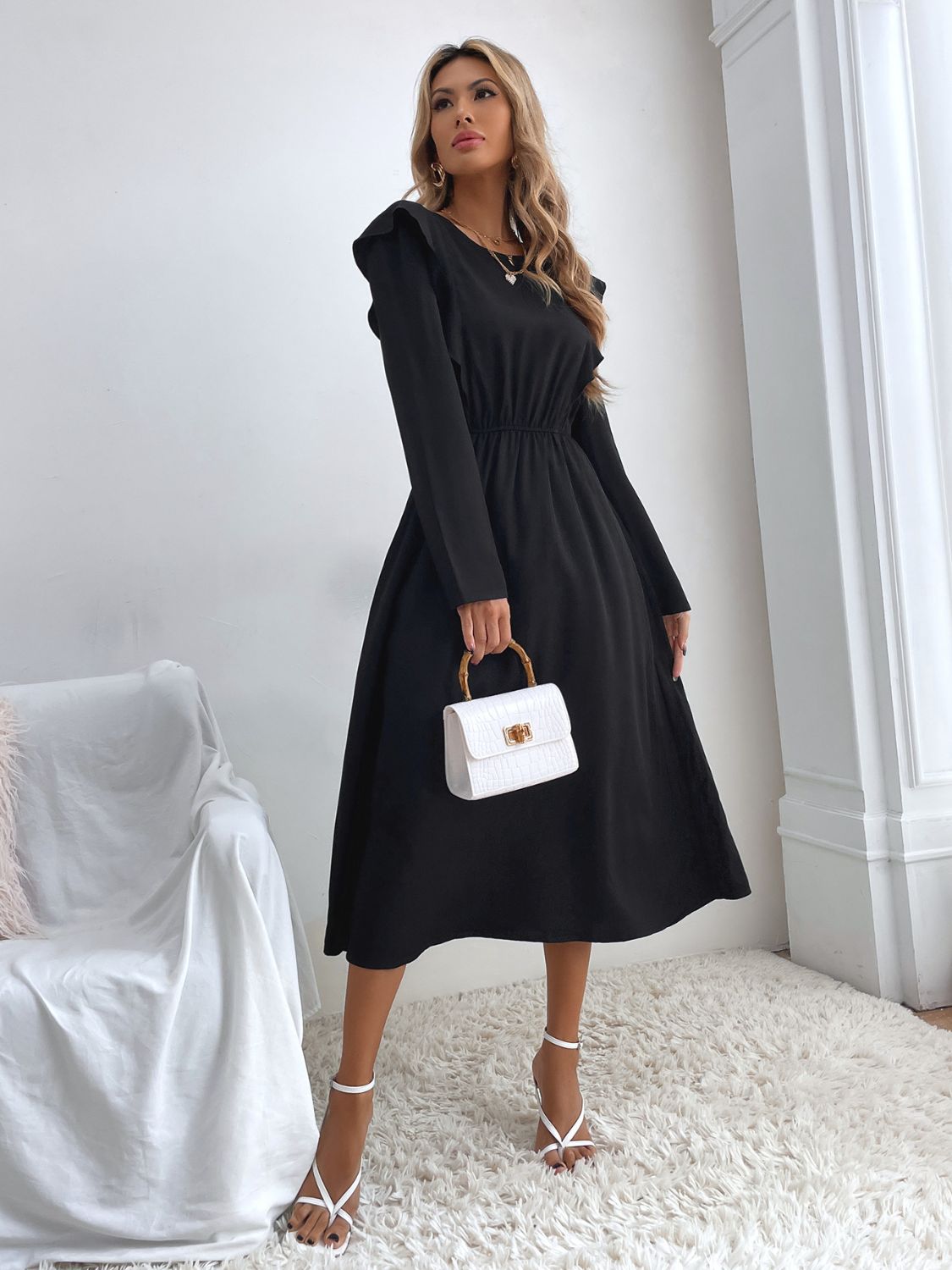 Vestido de manga larga con cuello redondo y volantes fruncidos