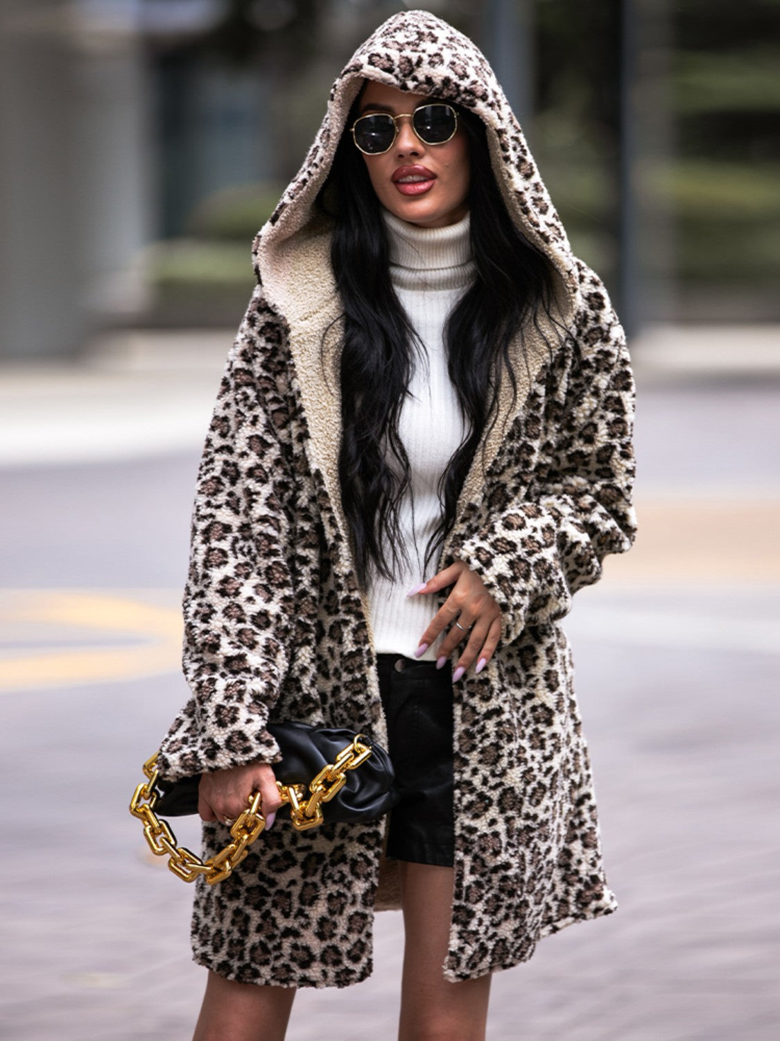 Abrigo con capucha y bolsillos de leopardo brillante