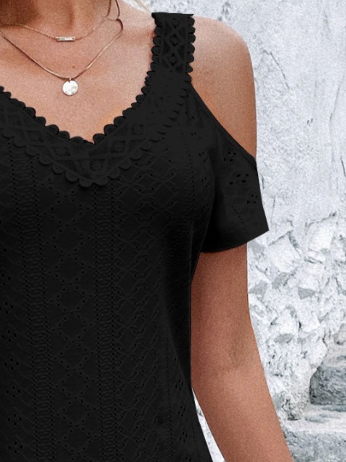 Vestido mini con escote en V y hombros descubiertos con ojales