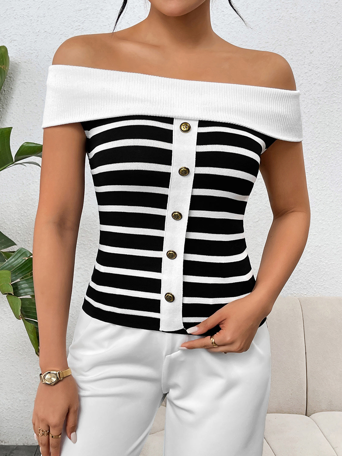 Blusa de punto con hombros descubiertos y rayas con botones decorativos