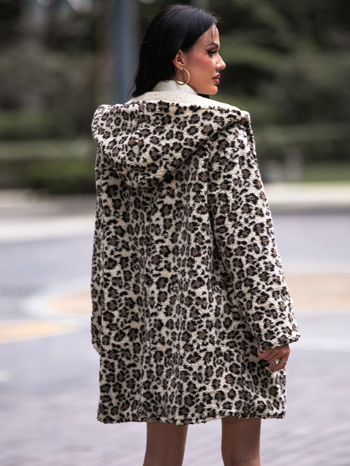 Abrigo con capucha y bolsillos de leopardo brillante
