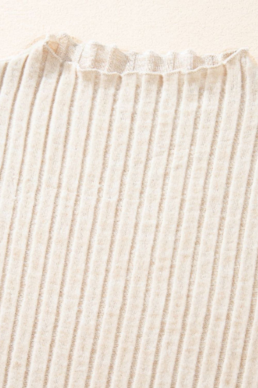 Vestido de manga larga con cuello alto, cintura con lazo y estampado