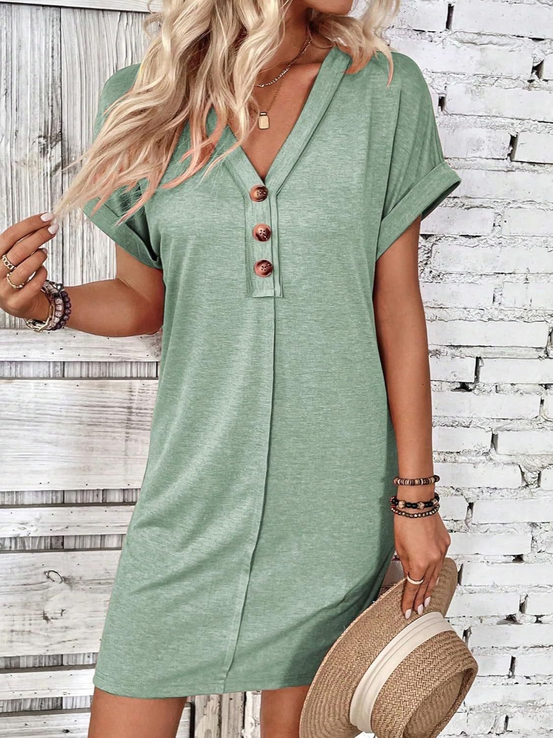 Vestido de manga corta con escote en V y botones de un cuarto