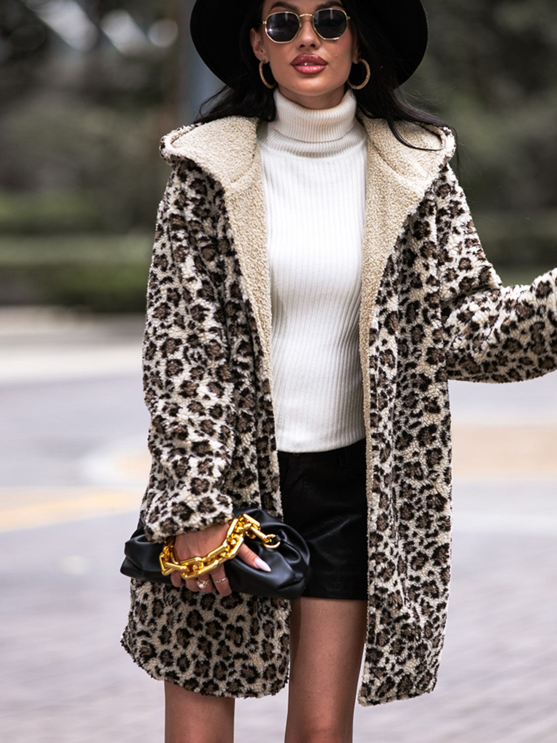 Abrigo con capucha y bolsillos de leopardo brillante