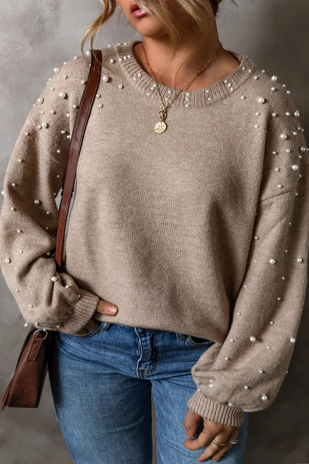 Suéter de manga larga con cuello redondo y detalle de perlas en talla grande