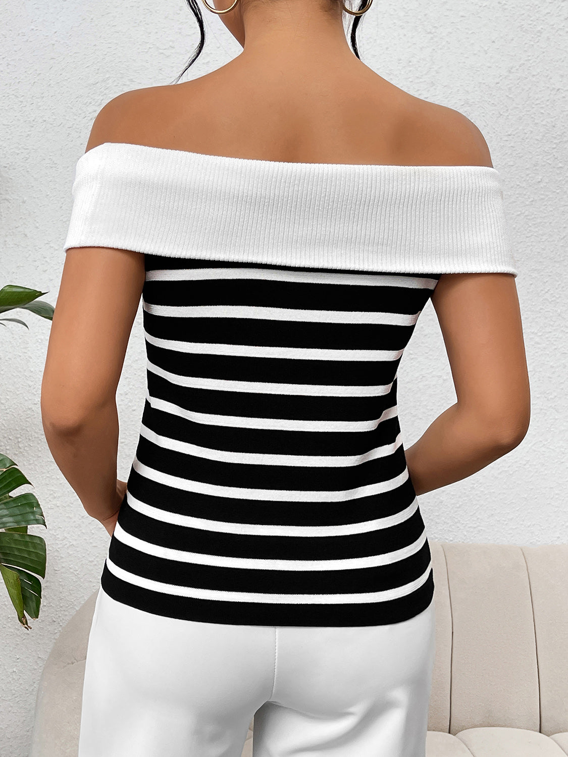 Blusa de punto con hombros descubiertos y rayas con botones decorativos
