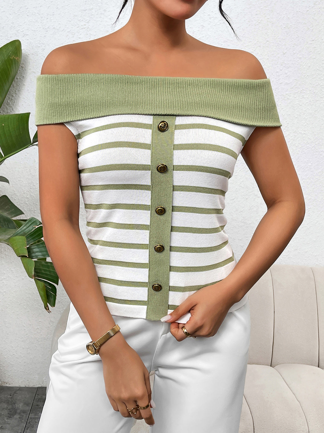 Blusa de punto con hombros descubiertos y rayas con botones decorativos