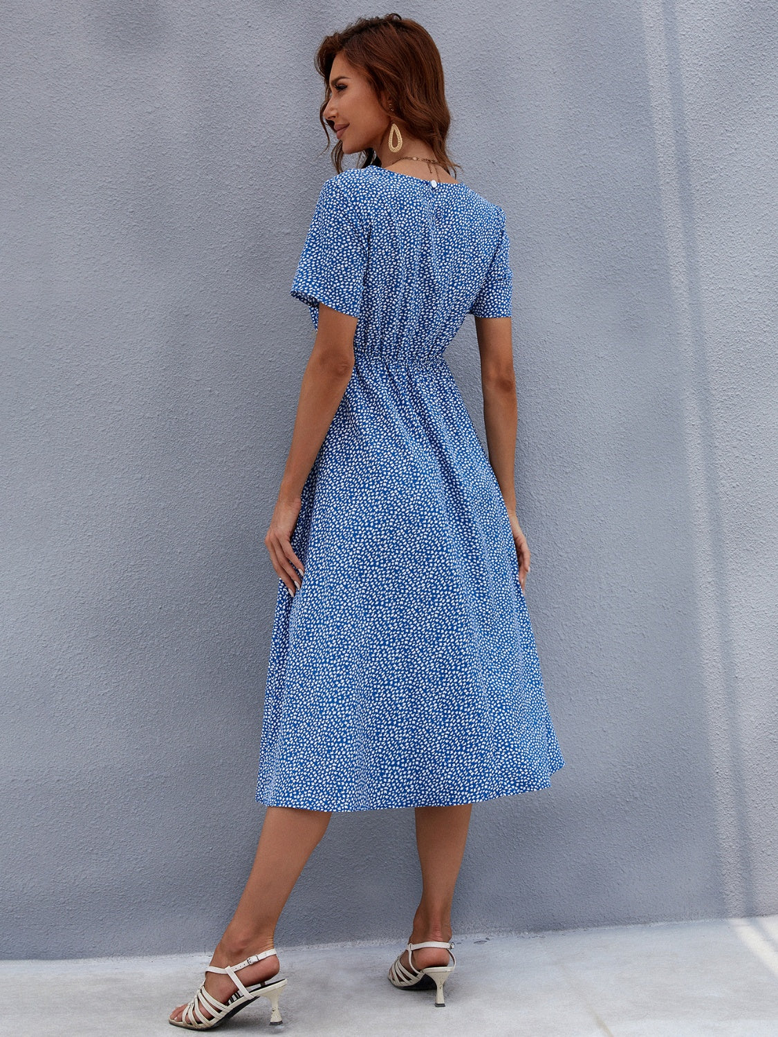 Vestido midi de manga corta con cuello redondo y estampado de miel